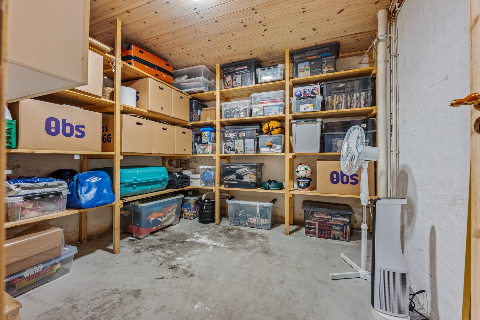 Flere boder med gode lagringsmuligheter. Galleribilde