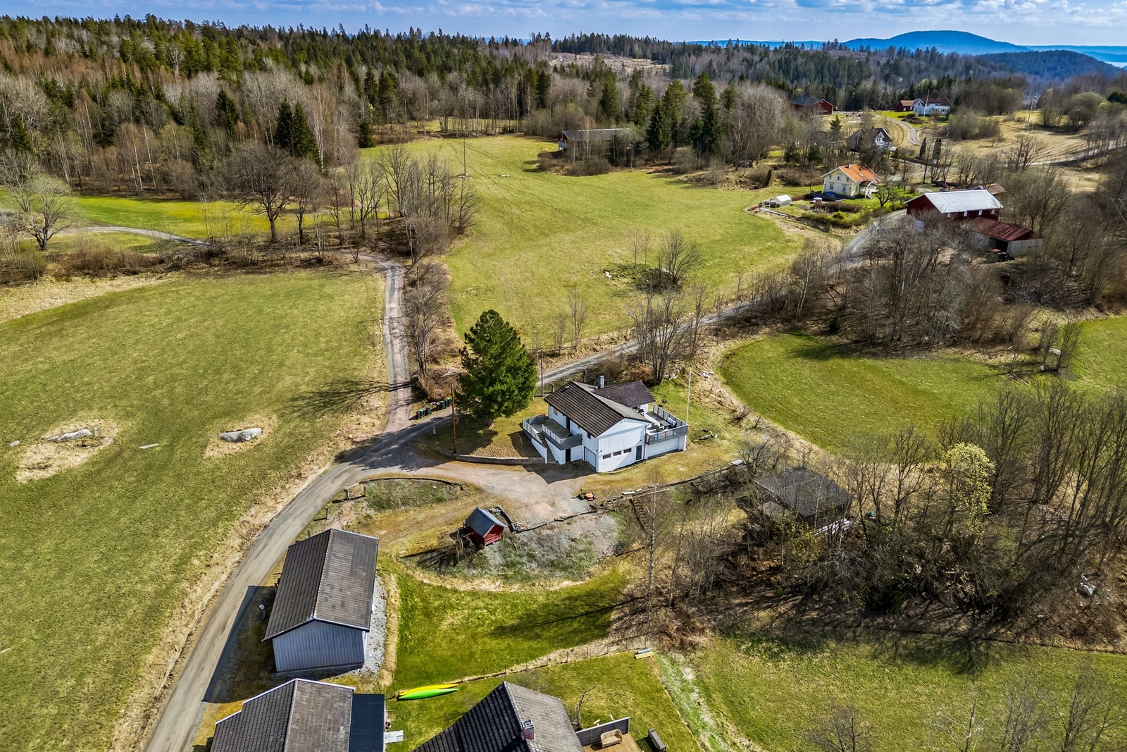 Uteområdet gir god bruksmulighet med plass til både parkering, lek og hageaktiviteter. Galleribilde