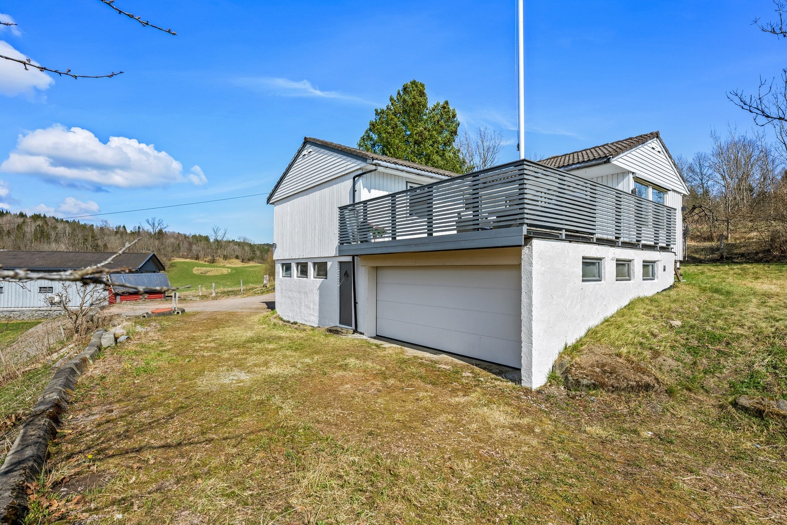 Enebolig over to plan med fleksible bruksmuligheter og flere oppholdsrom. Galleribilde
