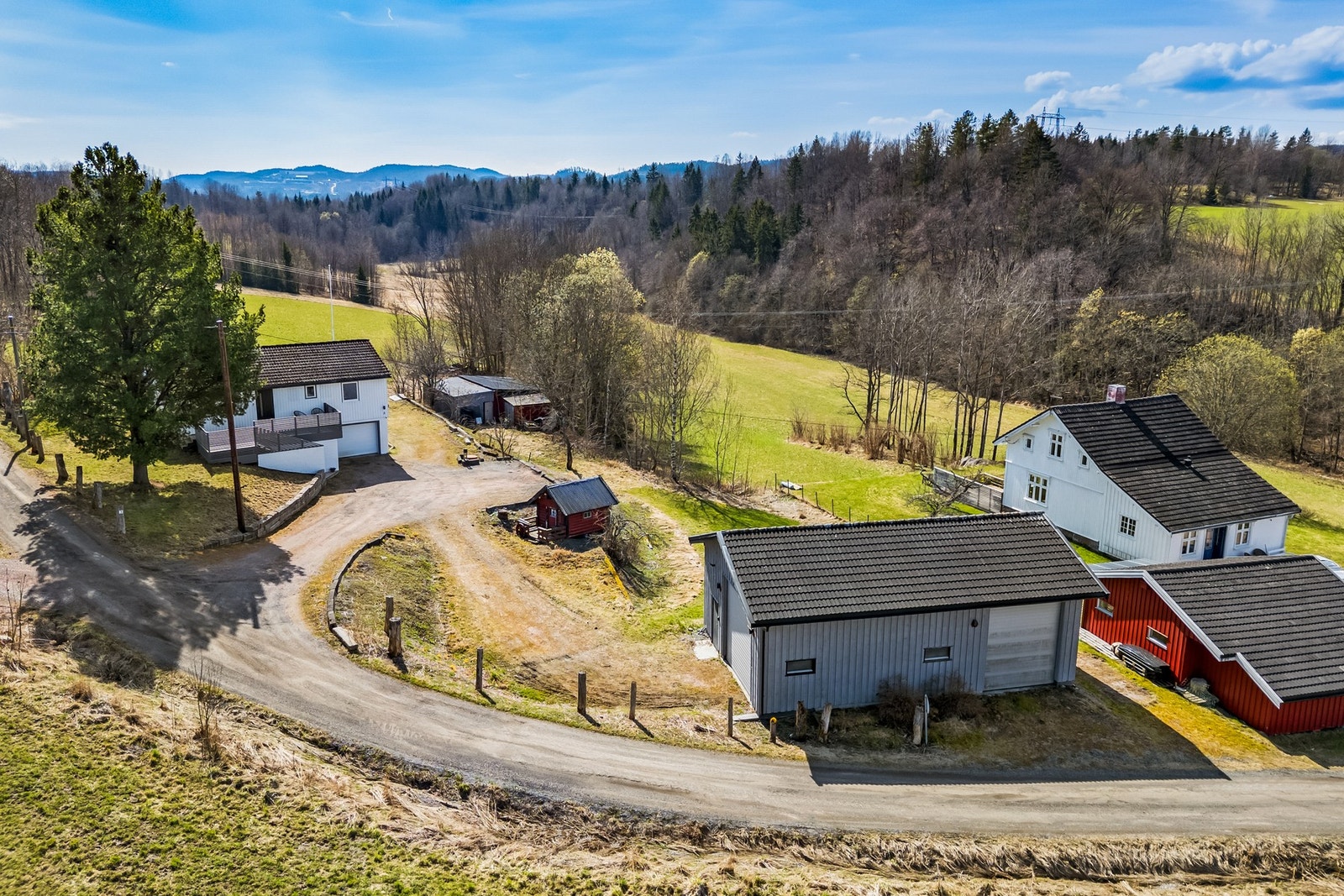 Eiendommen har gode parkeringsmuligheter med masse garasjeplass og biloppstillingsplass på egen tomt. Galleribilde