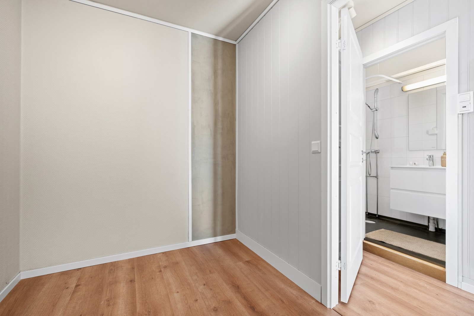 Godt med plass til seng og annet soveromsmøblement. Galleribilde