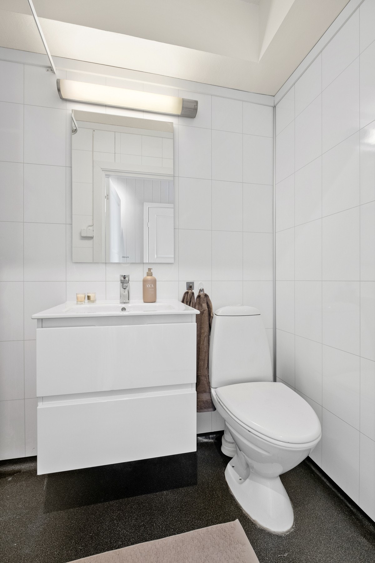 Baderommet er utstyrt med WC, servant med skuffer, opplegg til vaskemaskin og dusjhjørne. Galleribilde