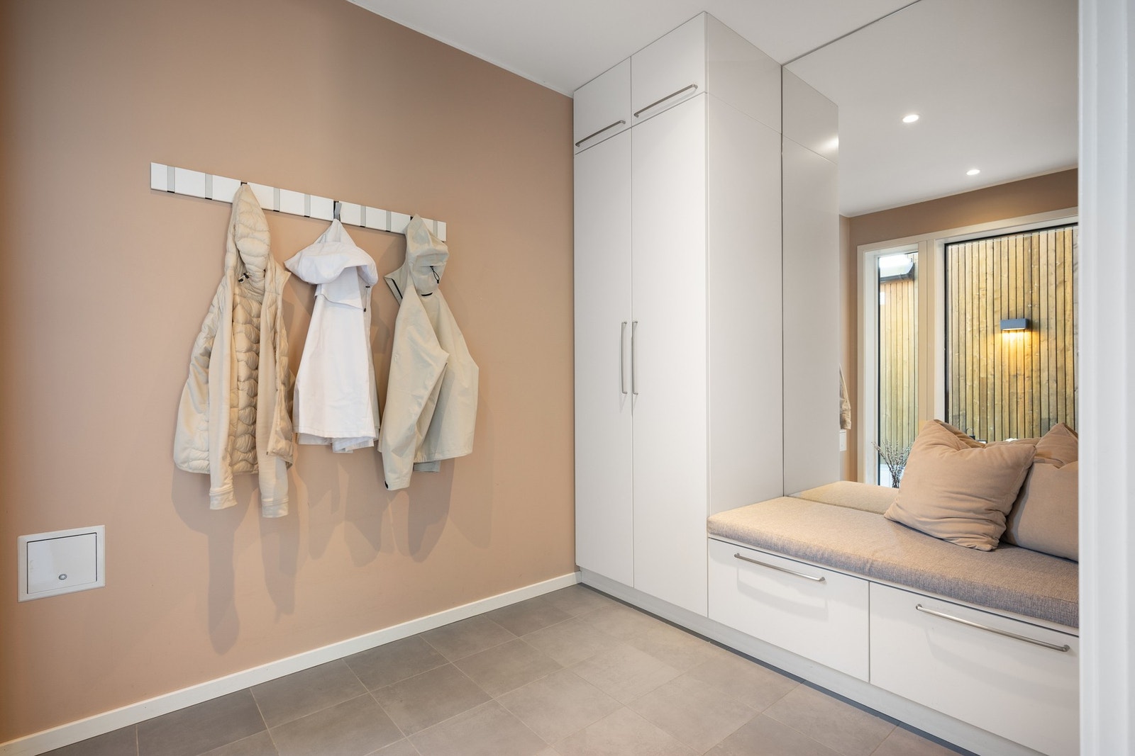 Vel inne i boligen møter du en flislagt entré med med vannbåren varme. God plass til oppbevaring av yttertøy i garderobeskapet. Galleribilde