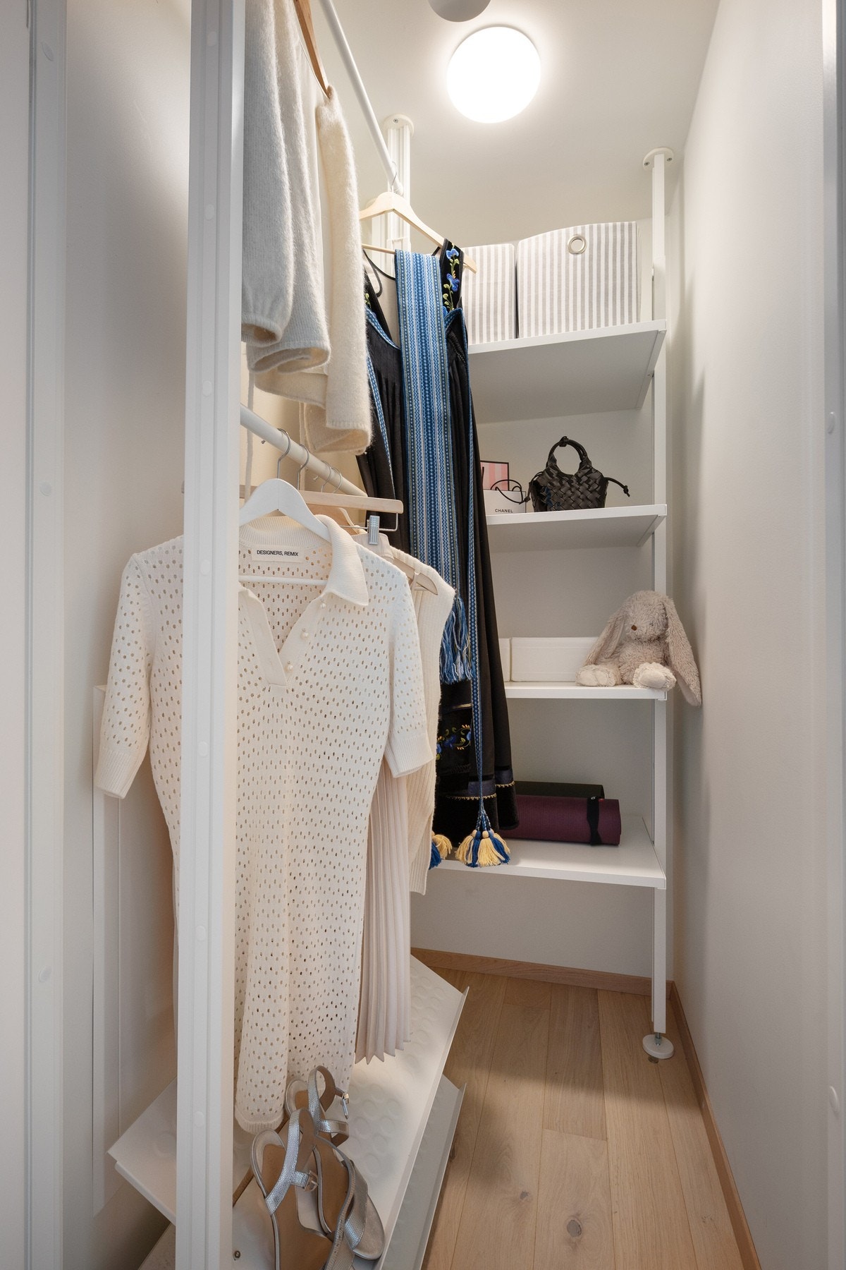 Her er det også en praktisk bod/garderobe som kan brukes til oppbevaring eller som walk-in-closet. Galleribilde