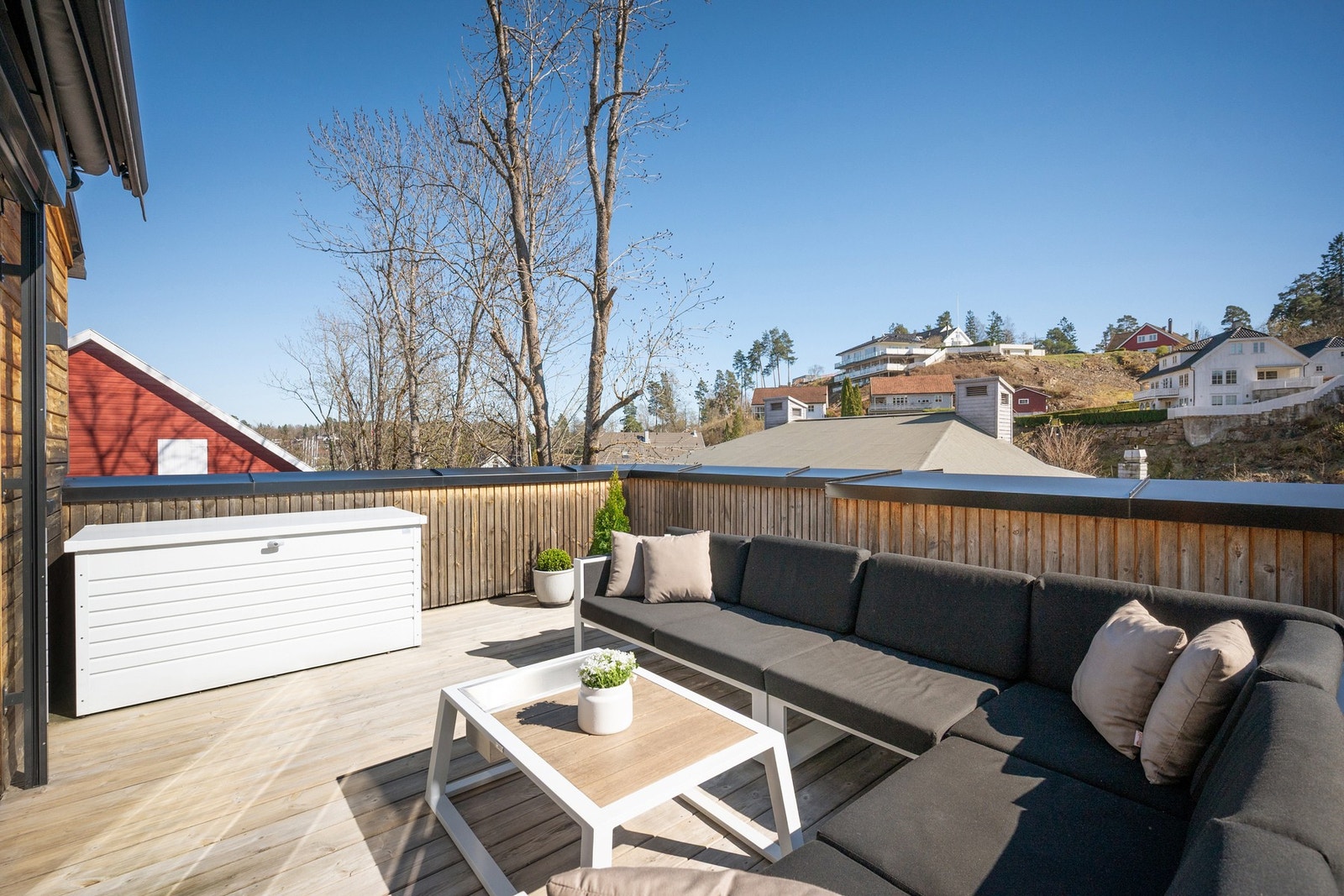Fra stuen er det direkte utgang til en stor takterrasse på 17 kvm som fungerer som en naturlig forlengelse av oppholdsrommet i sommerhalvåret. Galleribilde