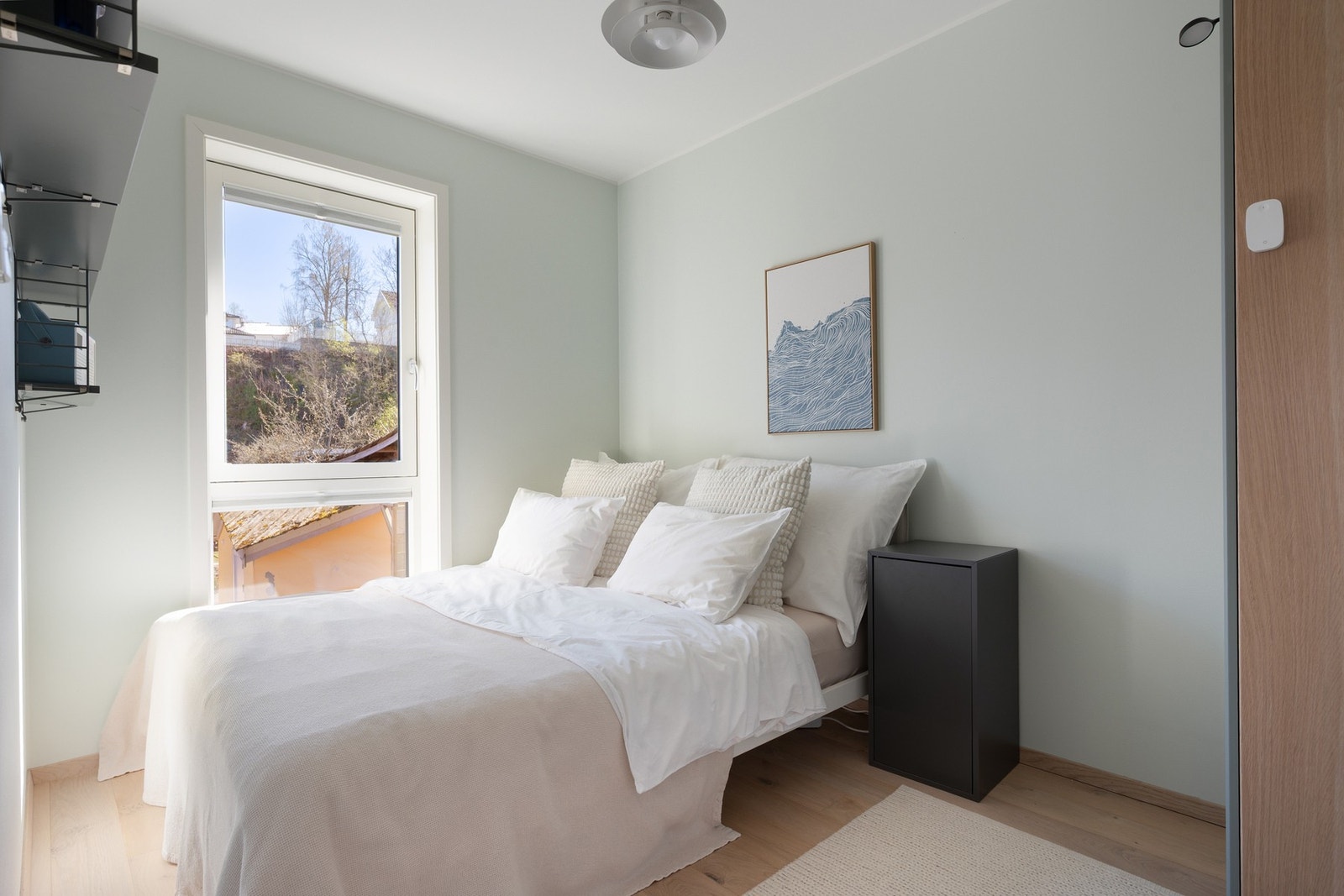 Soverom 2. De to øvrige soverommene er også av gode størrelser og egner seg godt som barnerom, gjesterom eller kontor, avhengig av behov. Galleribilde