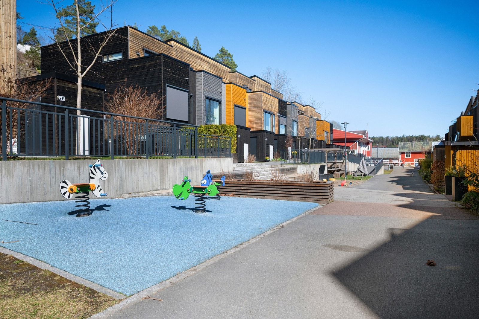 Borettslaget har et trafikkstille og bilfritt uteområde der barna kan leke fritt. Galleribilde