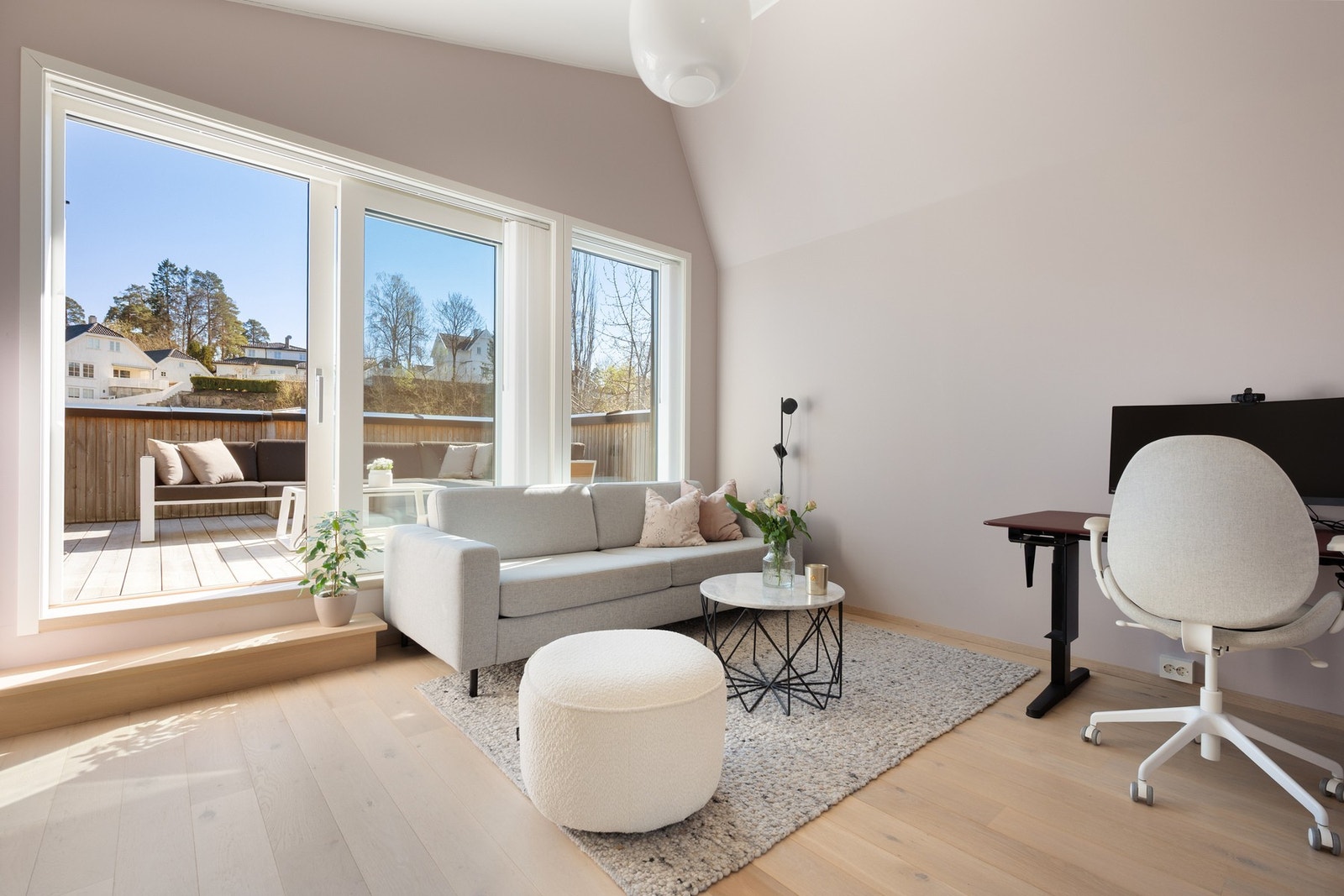 I tredje etasje finner man en lys og romslig loftsstue med generøs himlingshøyde og store vindusflater som gir rikelig med naturlig lys. Galleribilde