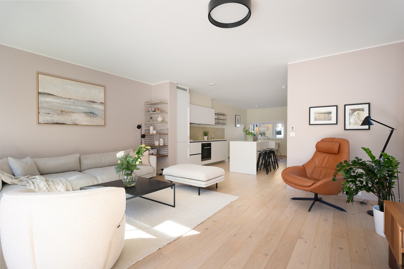 Stuen er lys og romslig med god plass til sofagruppe og øvrig møblement. Galleribilde