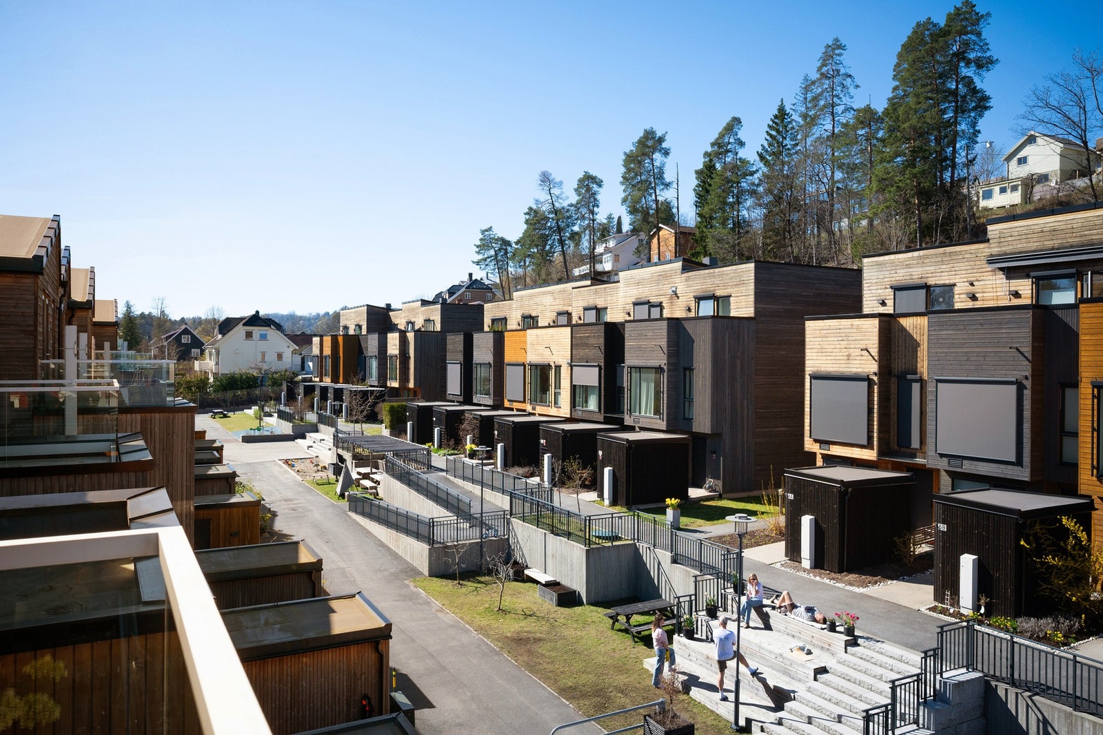 For å sikre best mulig sol- og lysforhold for alle, ligger fjordboligene i to rekker. De er delt opp i mindre grupper som sikrer gjennomsyn og luft mellom boligene. Galleribilde