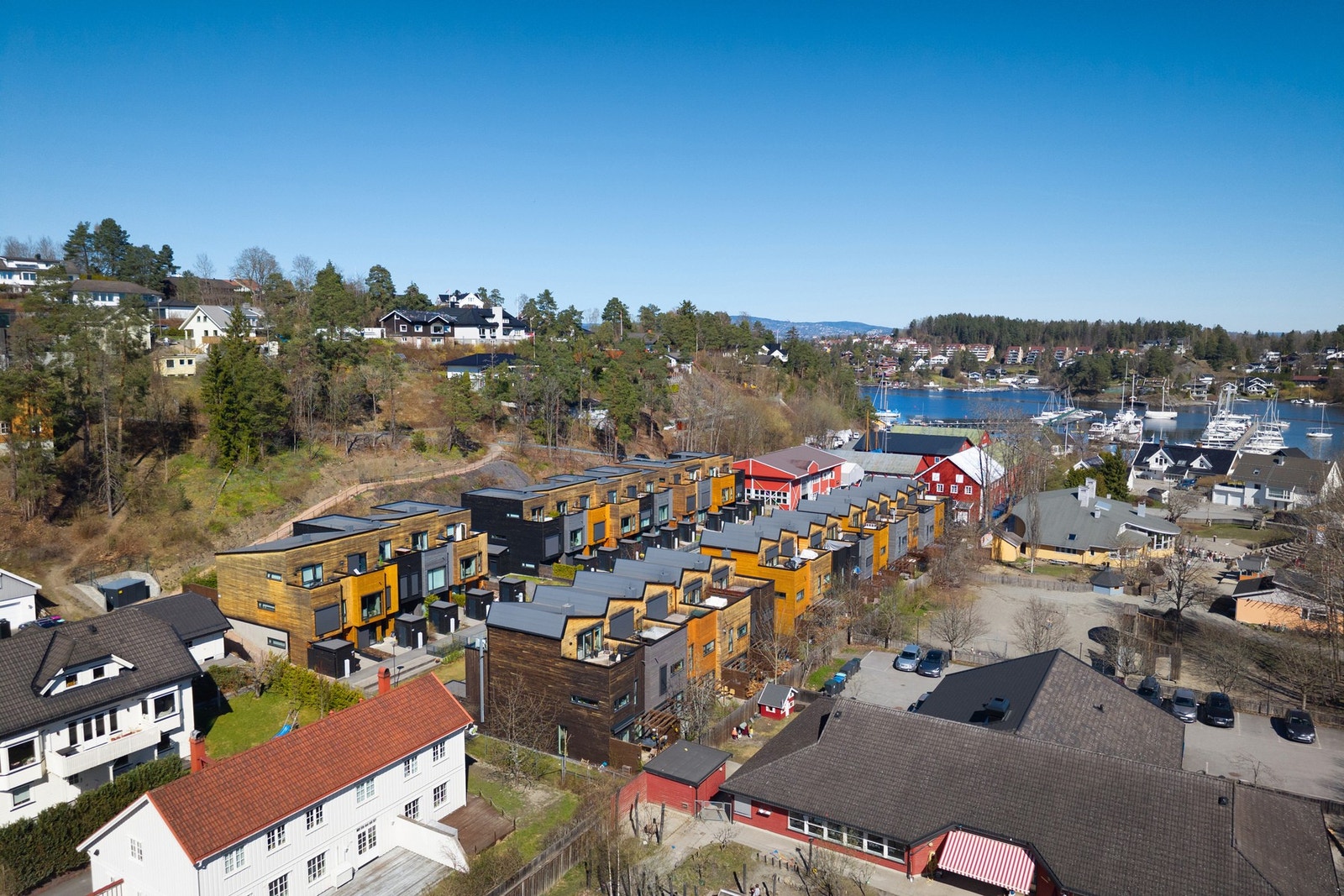 Eiendommen ligger idyllisk til i maritime omgivelser på Nesbukta/Holmen med umiddelbar nærhet til fjord og strand. Galleribilde