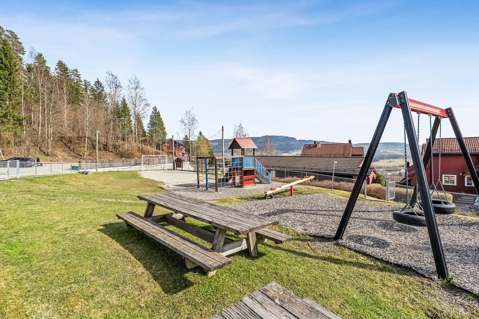 Lekeplass i borettslaget. Galleribilde