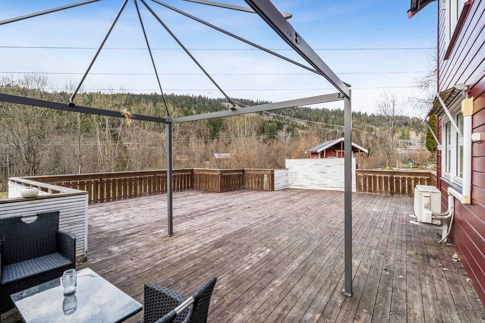 Det er bygget en stor terrasse på ca. 70 kvm ved inngangspartiet og ved stuen. Galleribilde