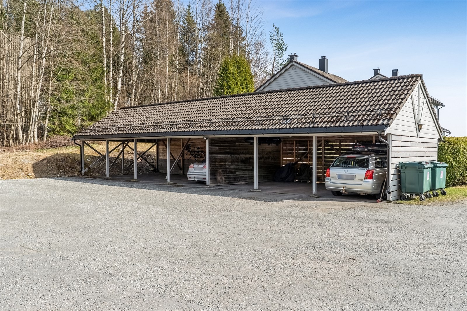 Boligen disponerer en carport i felles rekke. Galleribilde