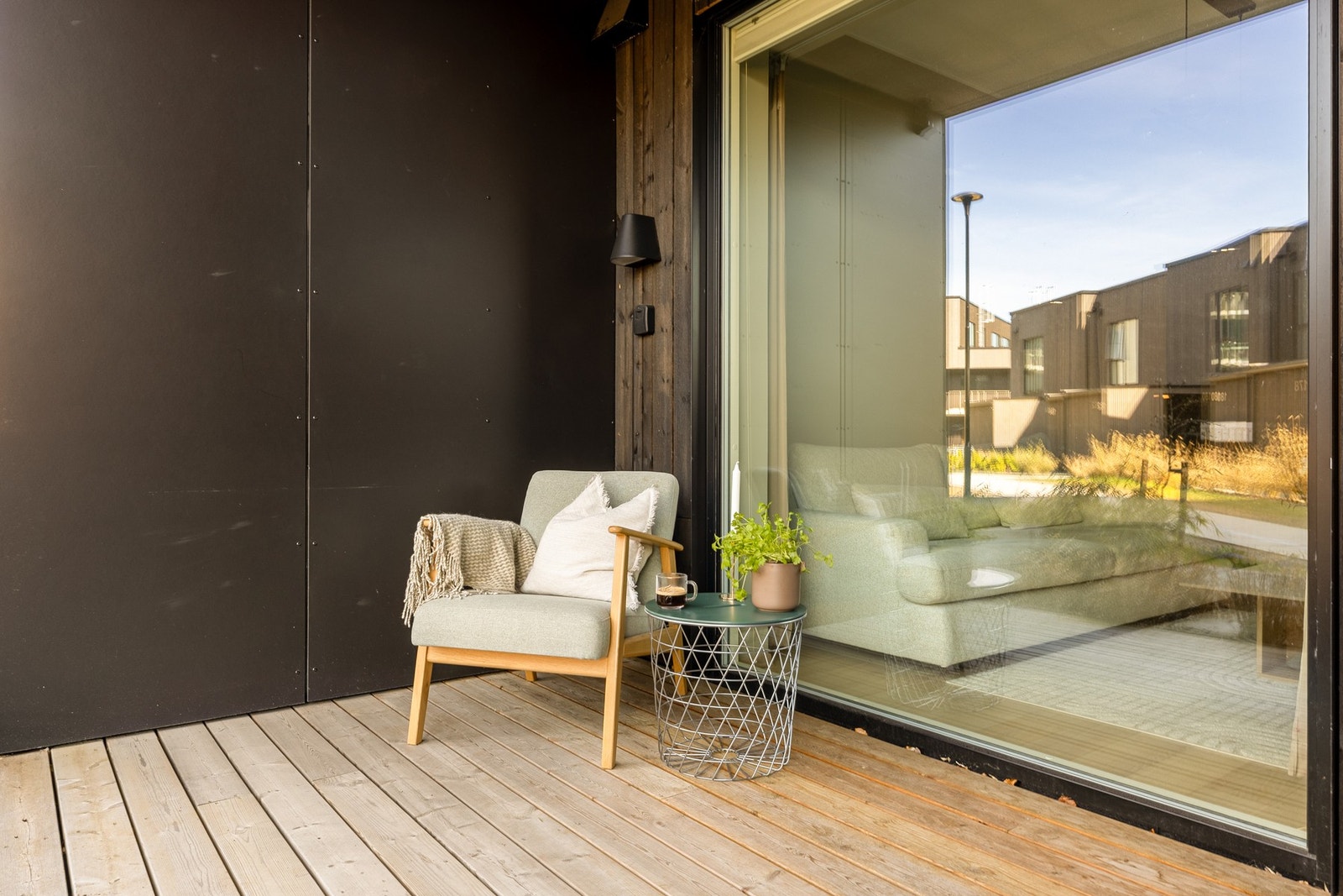 Selger informerer om gode solforhold på terrassen og sol hele dagen på eiendommen. Galleribilde