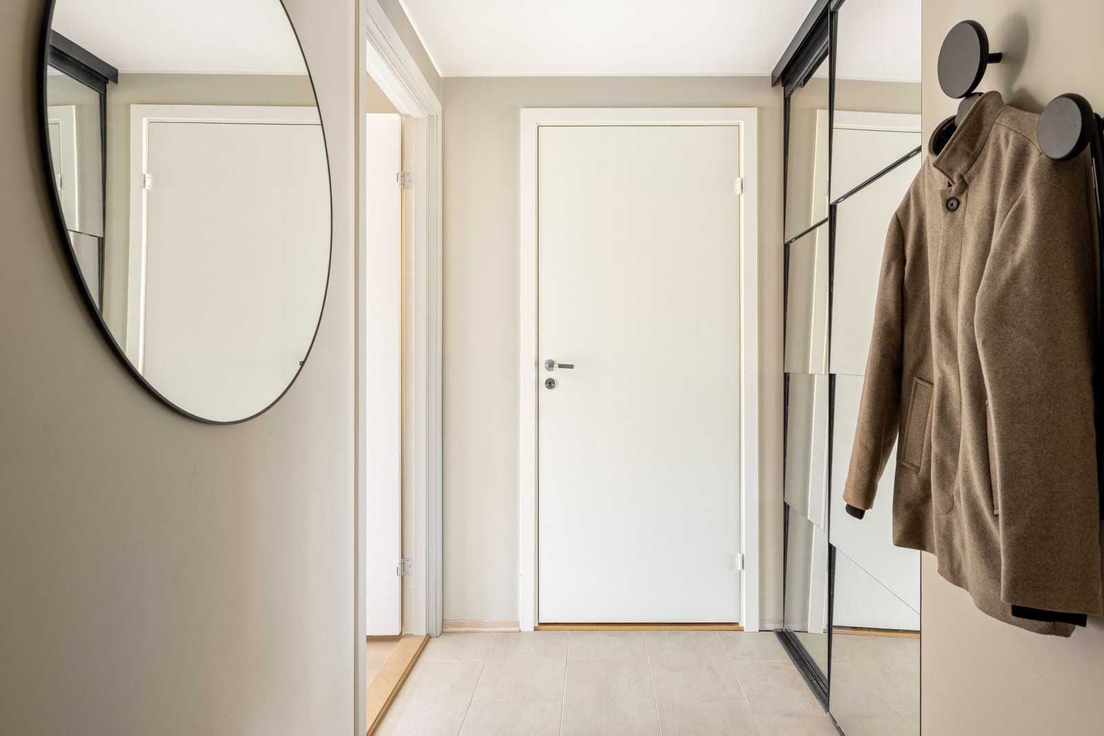 God utnyttelse av areal med stor skyvedørsgarderobe med speilfronter som gir en større romfølelse. Fra gangen er det tilkomst til badet. Galleribilde