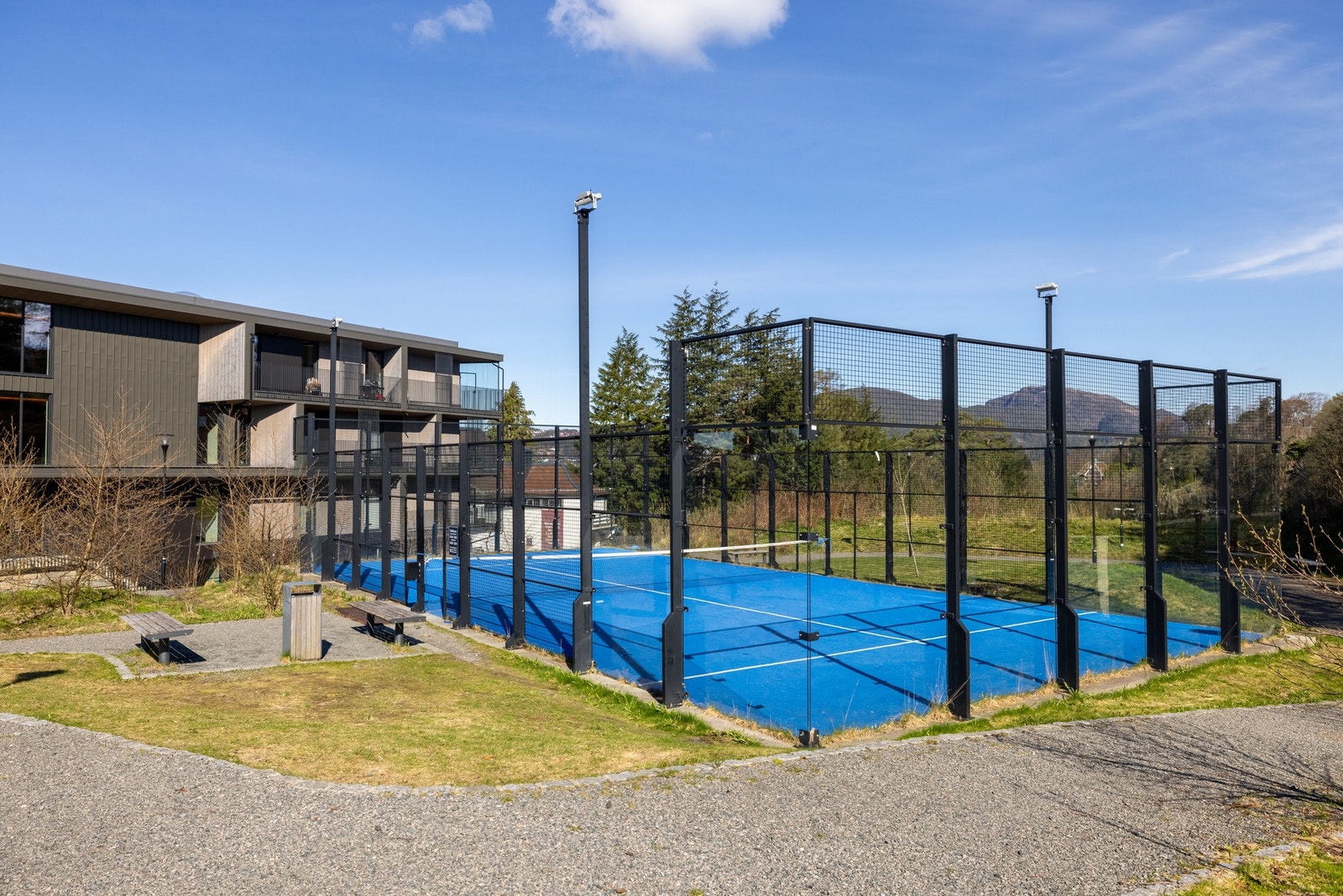 Sameiet har tilgang til flere aktivitetstilbud som padelbane, sandvolleyball og sjøhuset med gratis tilgang til SUP, kajakk og kano. Galleribilde
