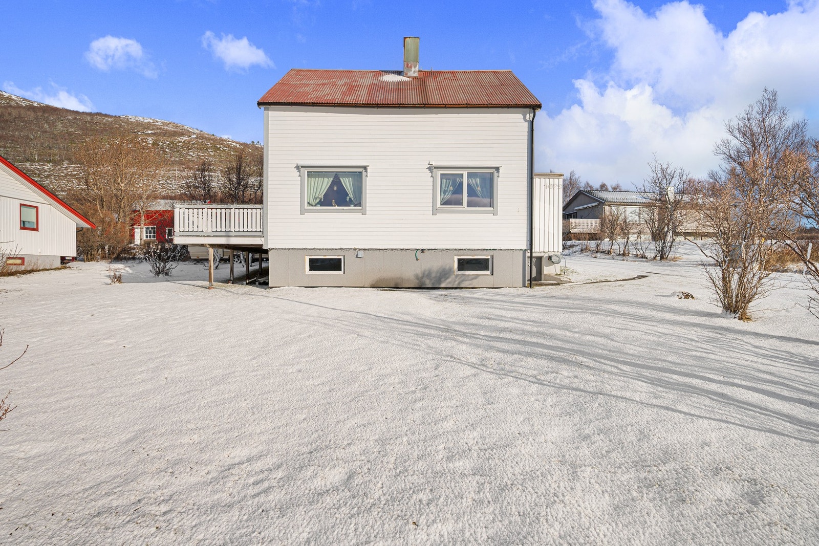 Vegg mot sør og vest er renovert i 2012 og isolert med 150 mm isolasjon, ny vindsperre og ny kledning Galleribilde