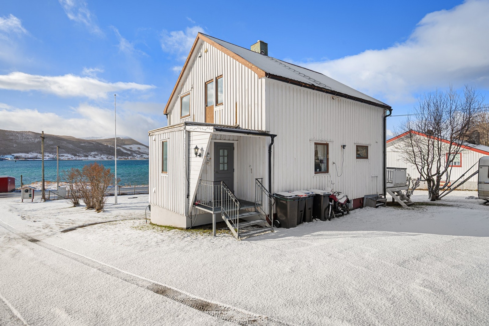 Flere av vinduene ble byttet i 2011/12, i tillegg til begge verandadører Galleribilde
