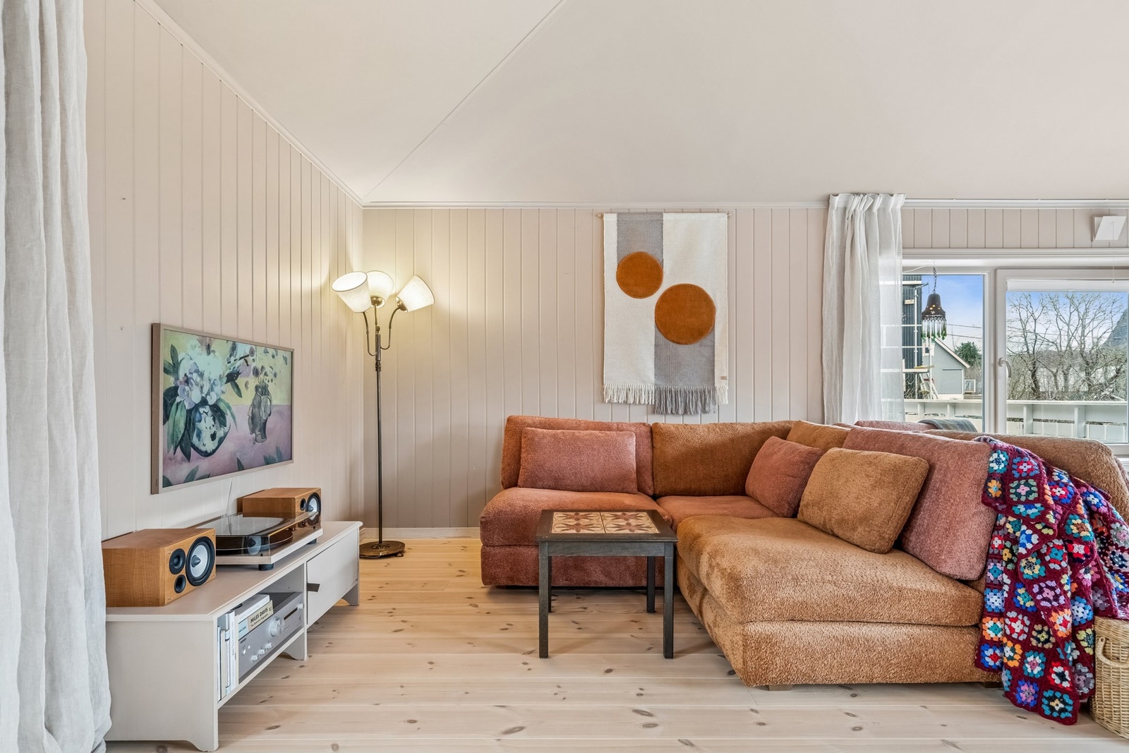 Rommet er enkelt å møblere etter eget ønske og behov med muligheter for flere sittesoner. Galleribilde