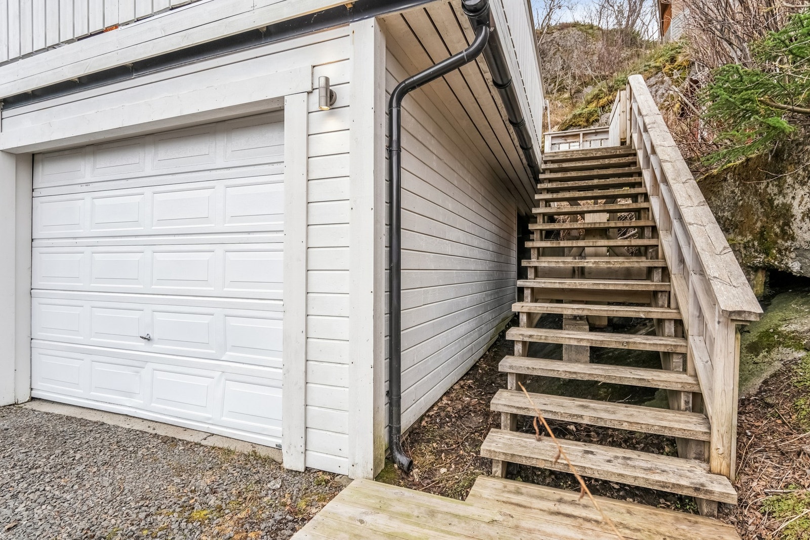 Det er både inn- og utvendig adkomst til veranda. Galleribilde