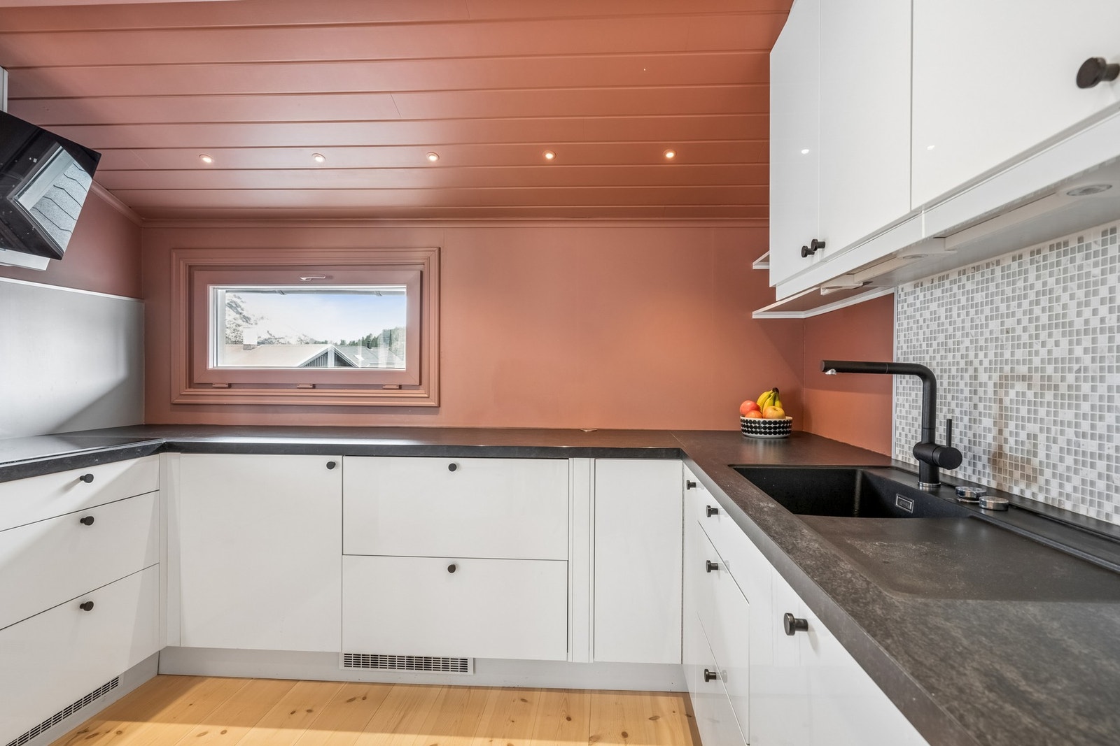 Lyst innredning med laminat benkeplate. Galleribilde