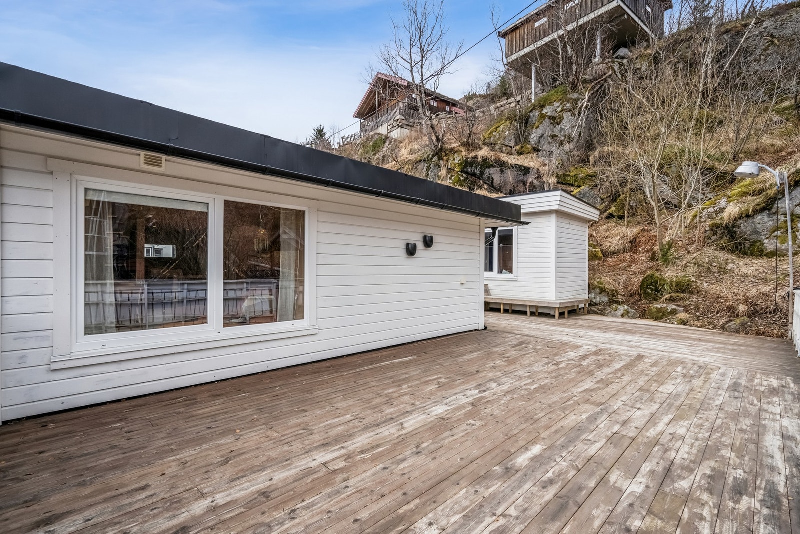 Verandaen er av god størrelse med plass til flere sittegrupper - her kan man sitter skjermet til. Galleribilde