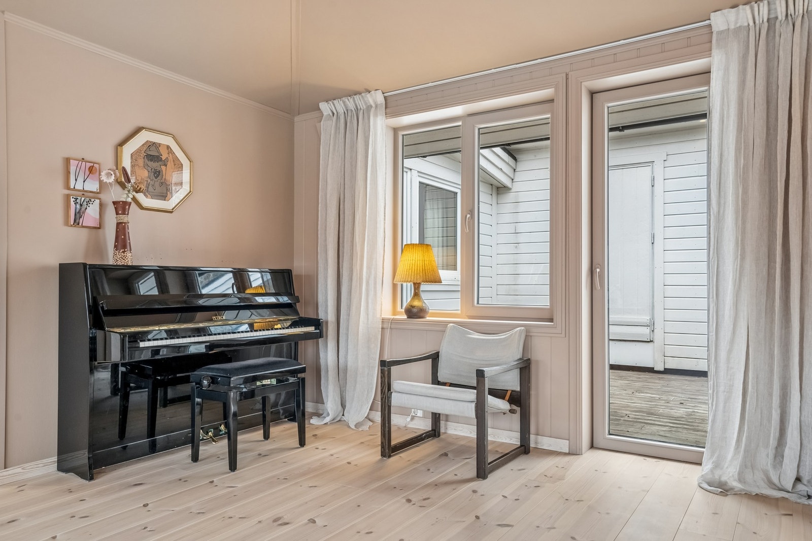Fra stuen er det også direkte utgang til veranda - ypperlig som en forlengelse av stuen på varme sommerdager. Galleribilde