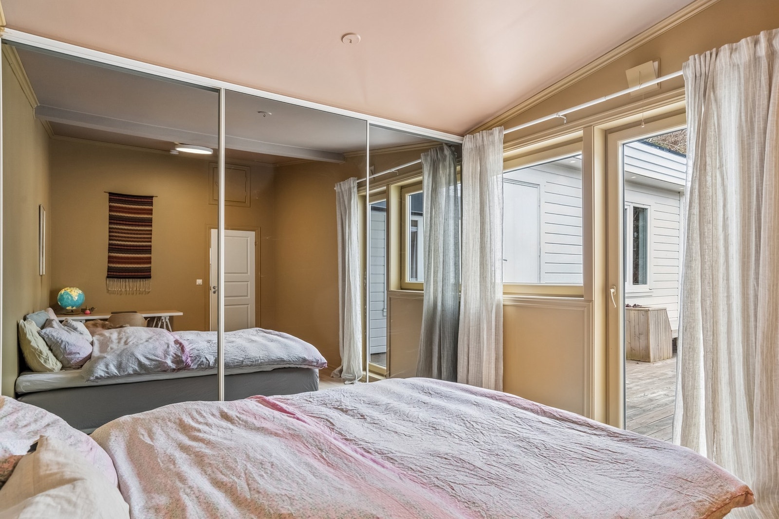Hovedsoverom med praktisk skyvedørsgarderobe og utgang til veranda. Galleribilde