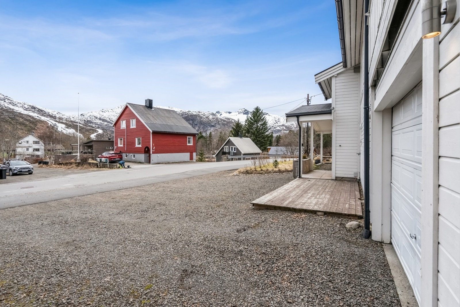Eiendommen byr på gode parkeringsmuligheter på egen tomt og i garasje. Galleribilde