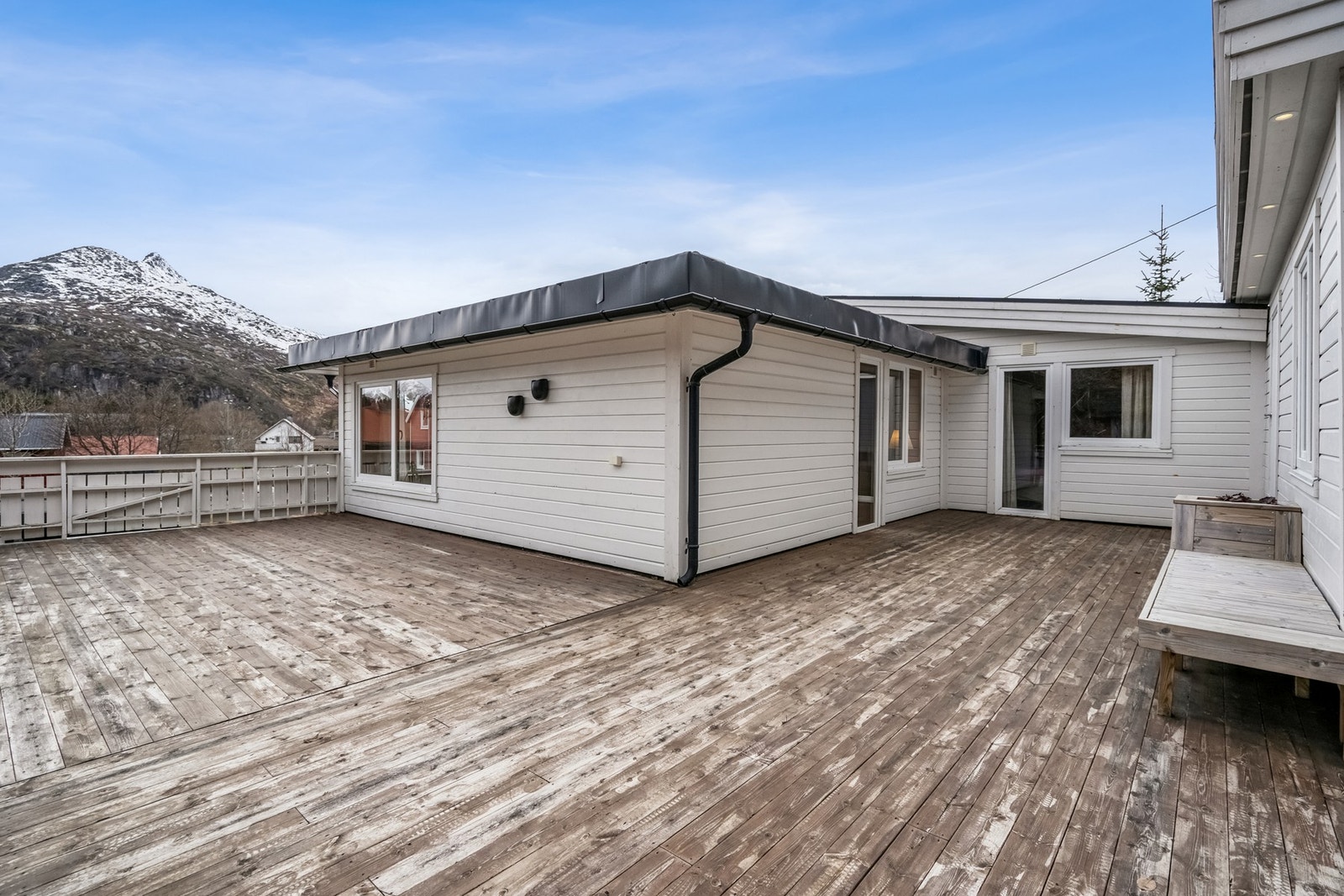 Boligen byr blant annet på en romslig og dels skjermet terrasse med fin utsikt ut mot Kongstindan. Galleribilde