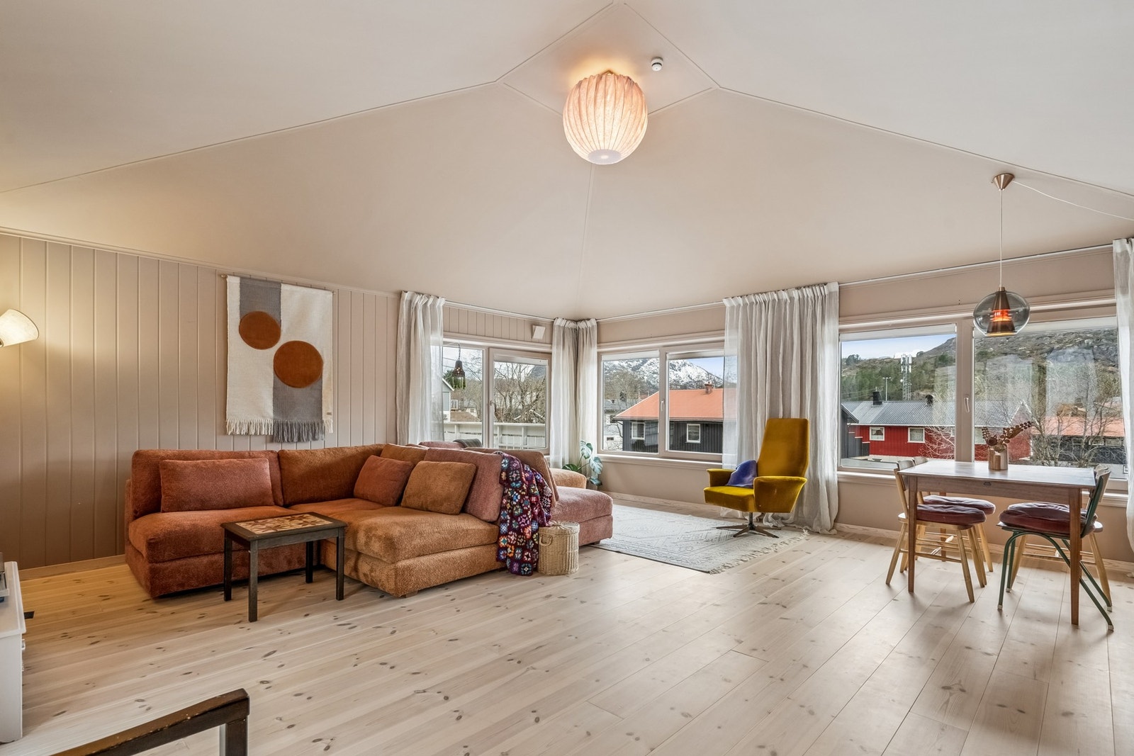 Plass til både større sofa- og spisegruppe. Galleribilde