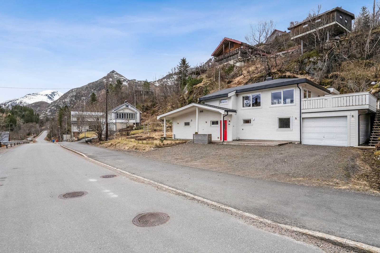 Her ligger man i barnevennlige og attraktive omgivelser på Stranda med gangavstand til marka og fotballbane. Galleribilde