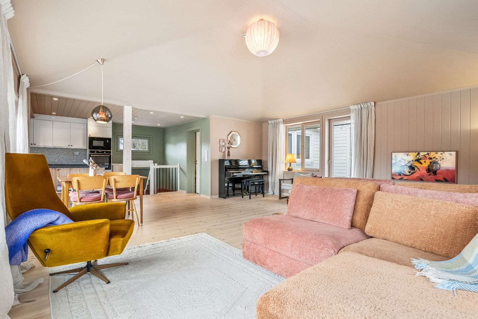 Velkommen inn i boligens hjerterom - åpen stue/kjøkken løsning. Galleribilde