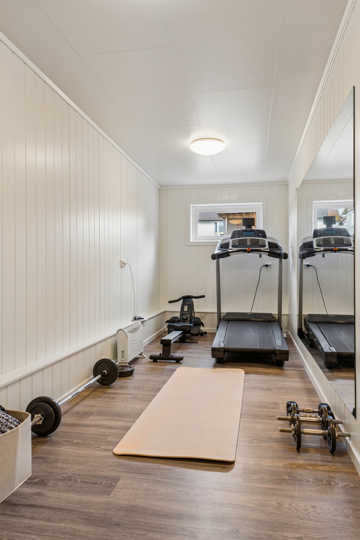 Isolert bod innenfor garasjen. Galleribilde