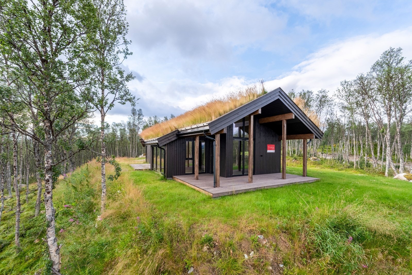 Hytta ligger høyt i terrenget, ca 733 moh. Vinterstid er det oppkjørte skiløyper like ved. Galleribilde