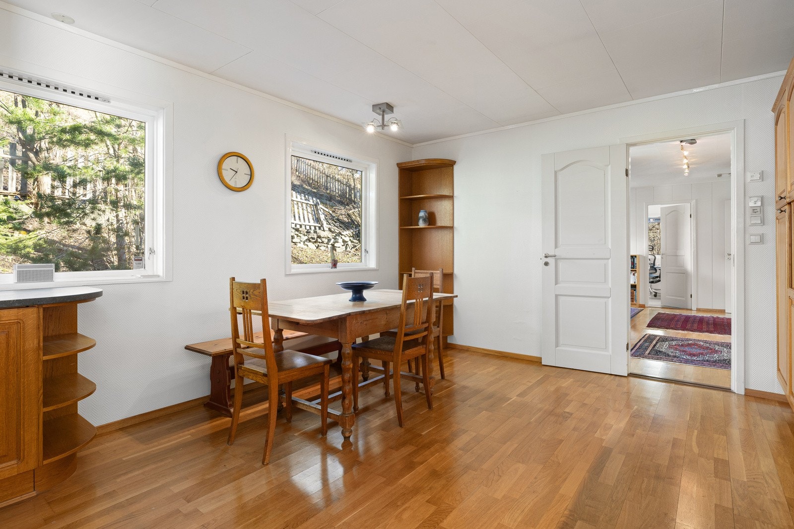 På kjøkkenet er det også god plass til et spisebord. Galleribilde
