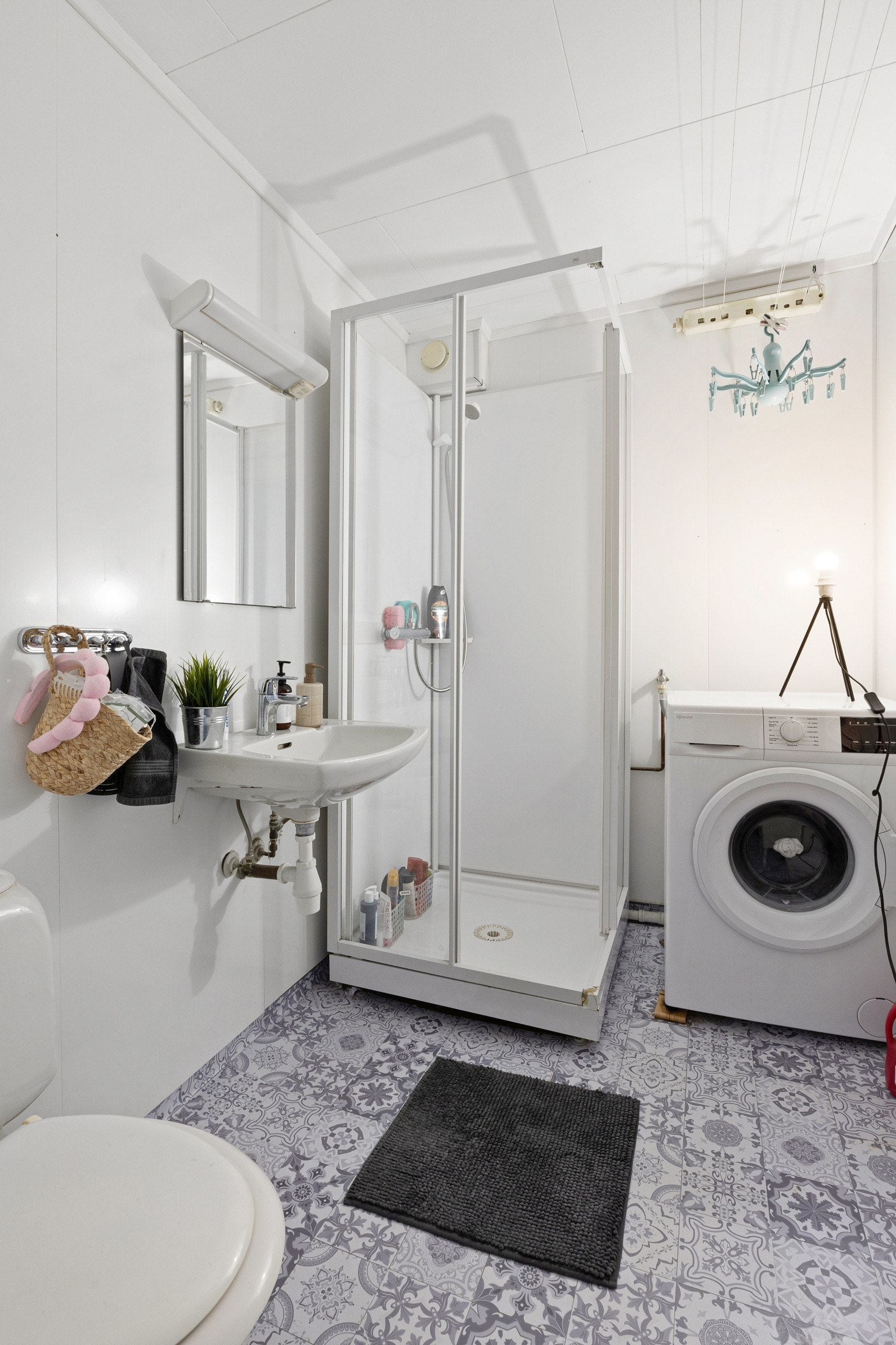 Hybel - Badet har opplegg for vaskemaskin. Galleribilde