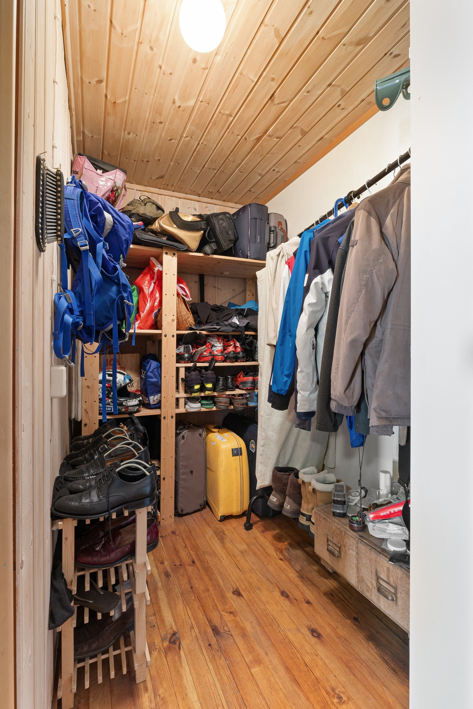 Walk in closet gir rikelig med oppbevaringsplass Galleribilde