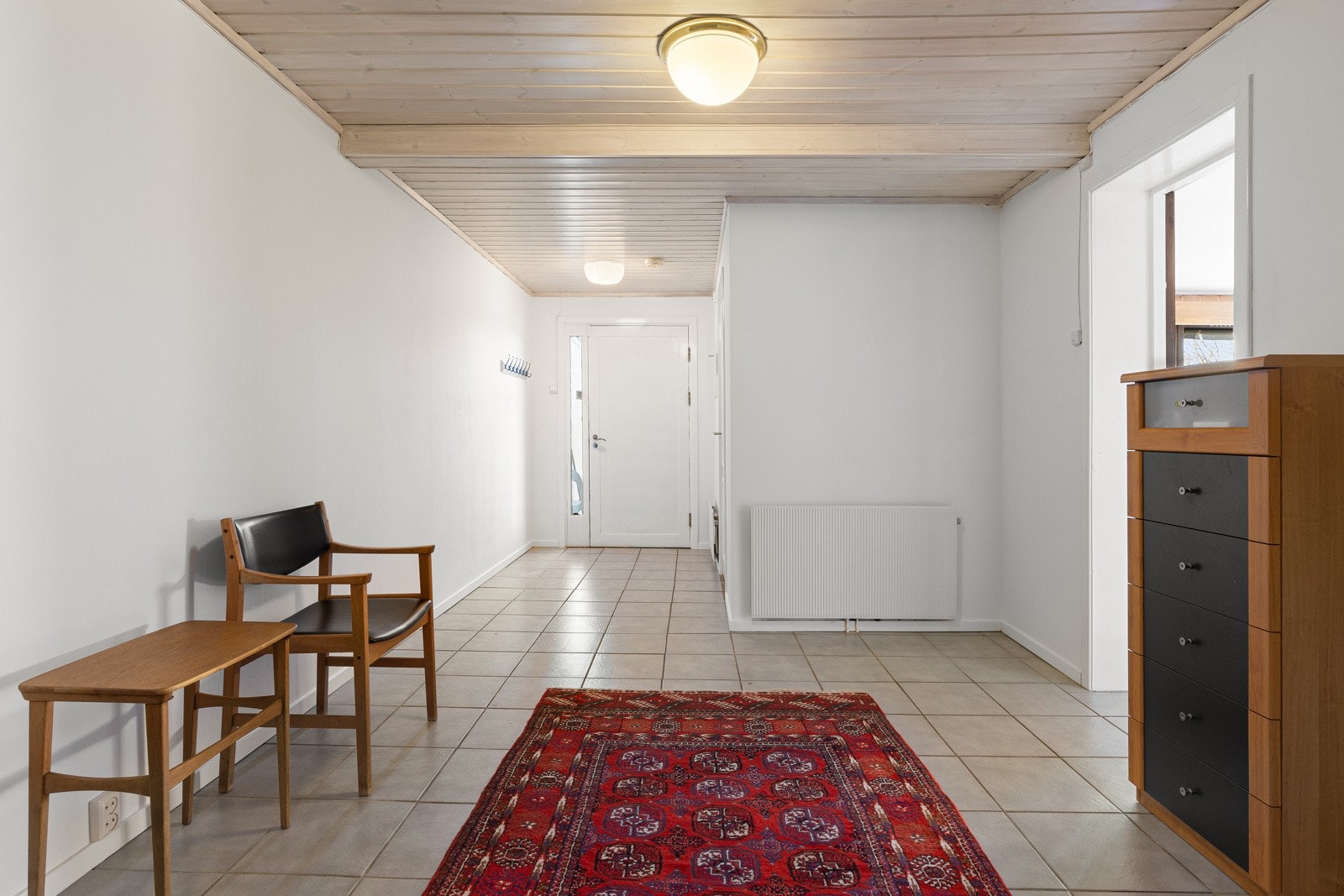 Entréen i underetasjen er romslig og har gode muligheter for oppbevaringsmøbler. Galleribilde