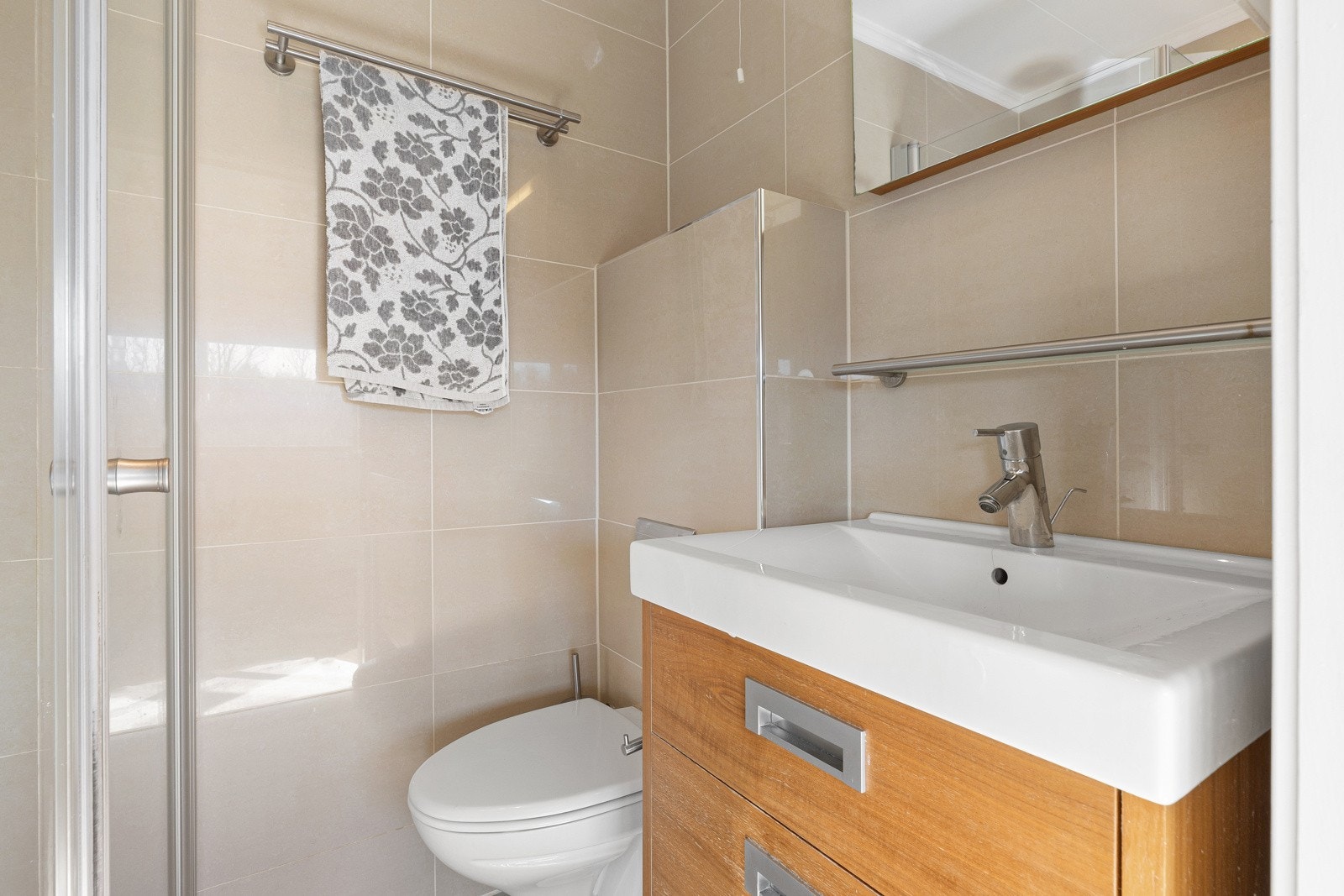 Badet er flislagt og har behagelig gulvvarme. Galleribilde