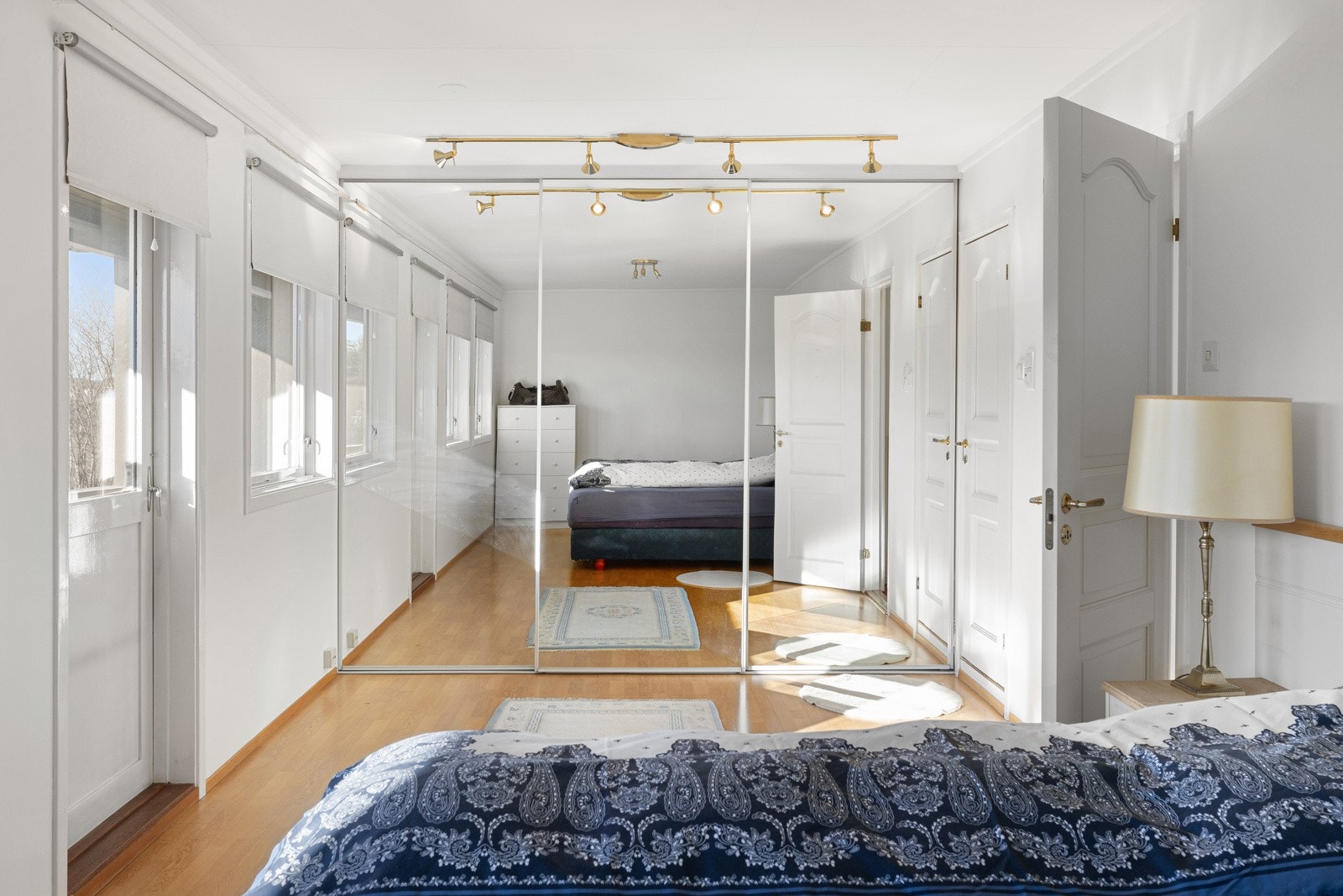 Rommet er innredet med en stor skyvedørsgarderobe med speilfronter som gir rikelig med oppbevaringsplass. Galleribilde