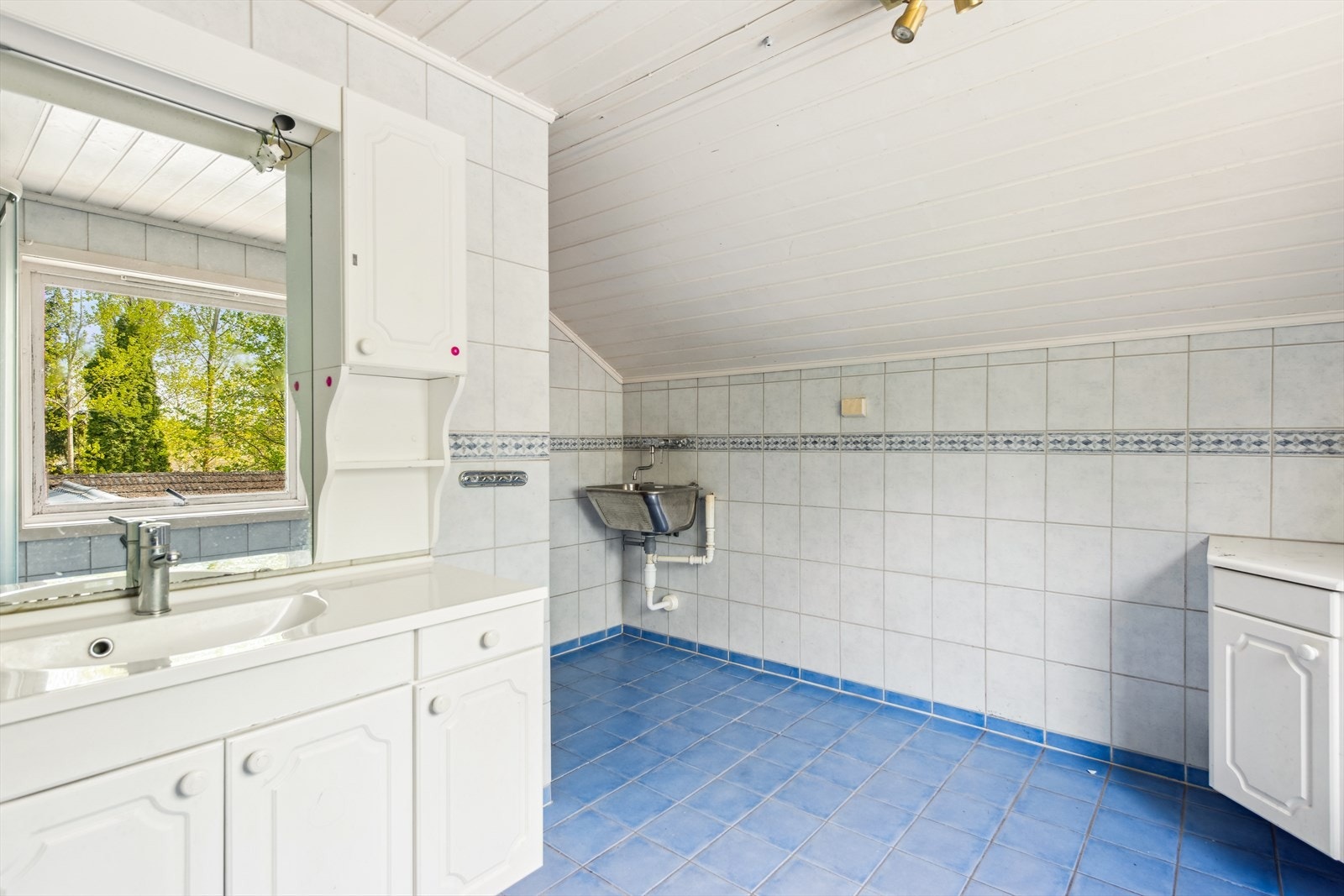 Stort flislagt bad i 2. etasje. Badet har ukjent opprinnelsesår og har enkelte svakheter Galleribilde