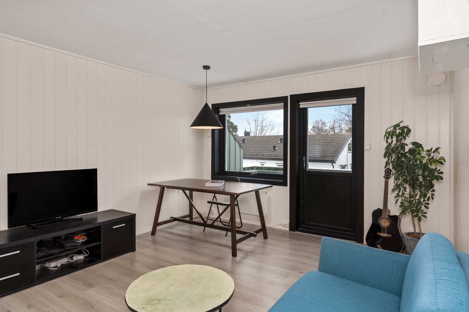 Fra stuen er det direkte utgang til verandaen gjennom en terrassedør med 3-lags isolerglass fra 2015. Galleribilde