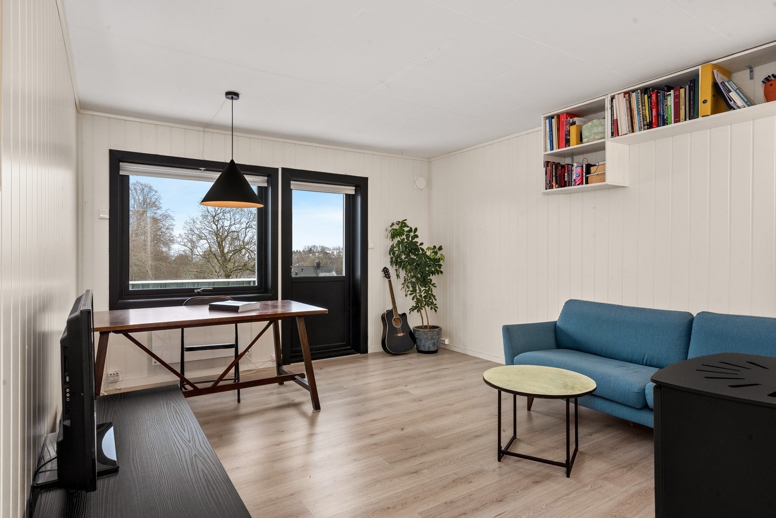 Stuen har en fleksibel planløsning med god plass til både sofagruppe og en egen arbeidskrok. Galleribilde