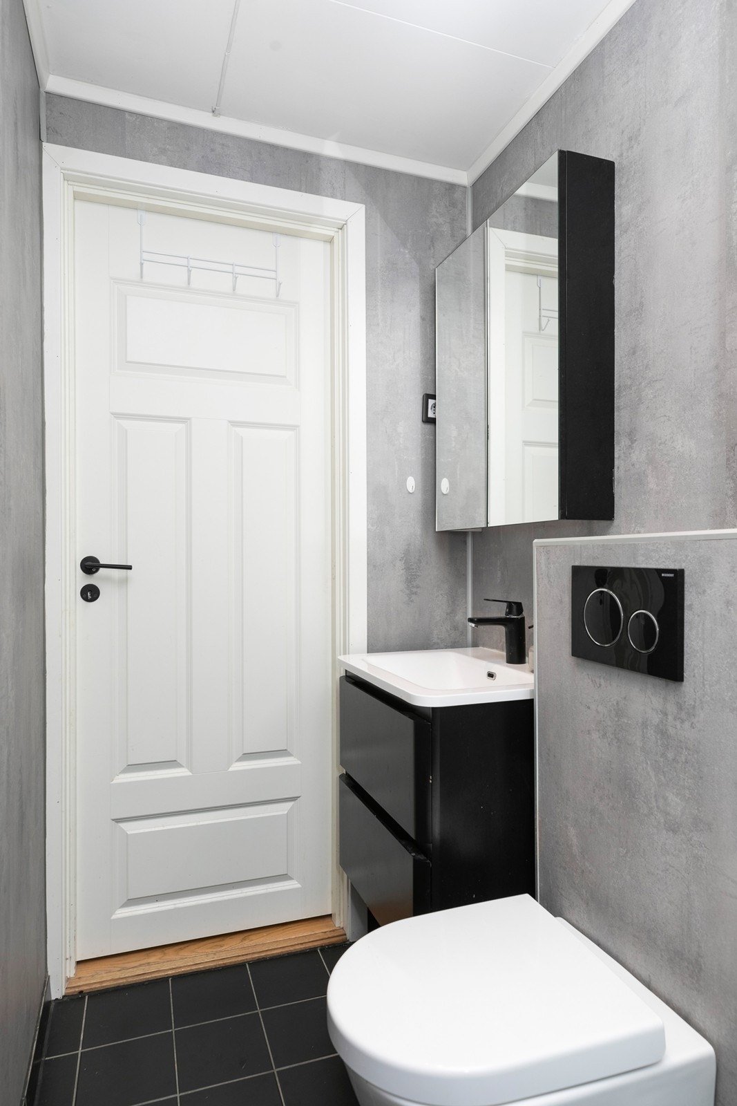Badet er innredet med servantskap og et veggmontert toalett med innebygget sisterne. Rommet har mekanisk avtrekk. Galleribilde