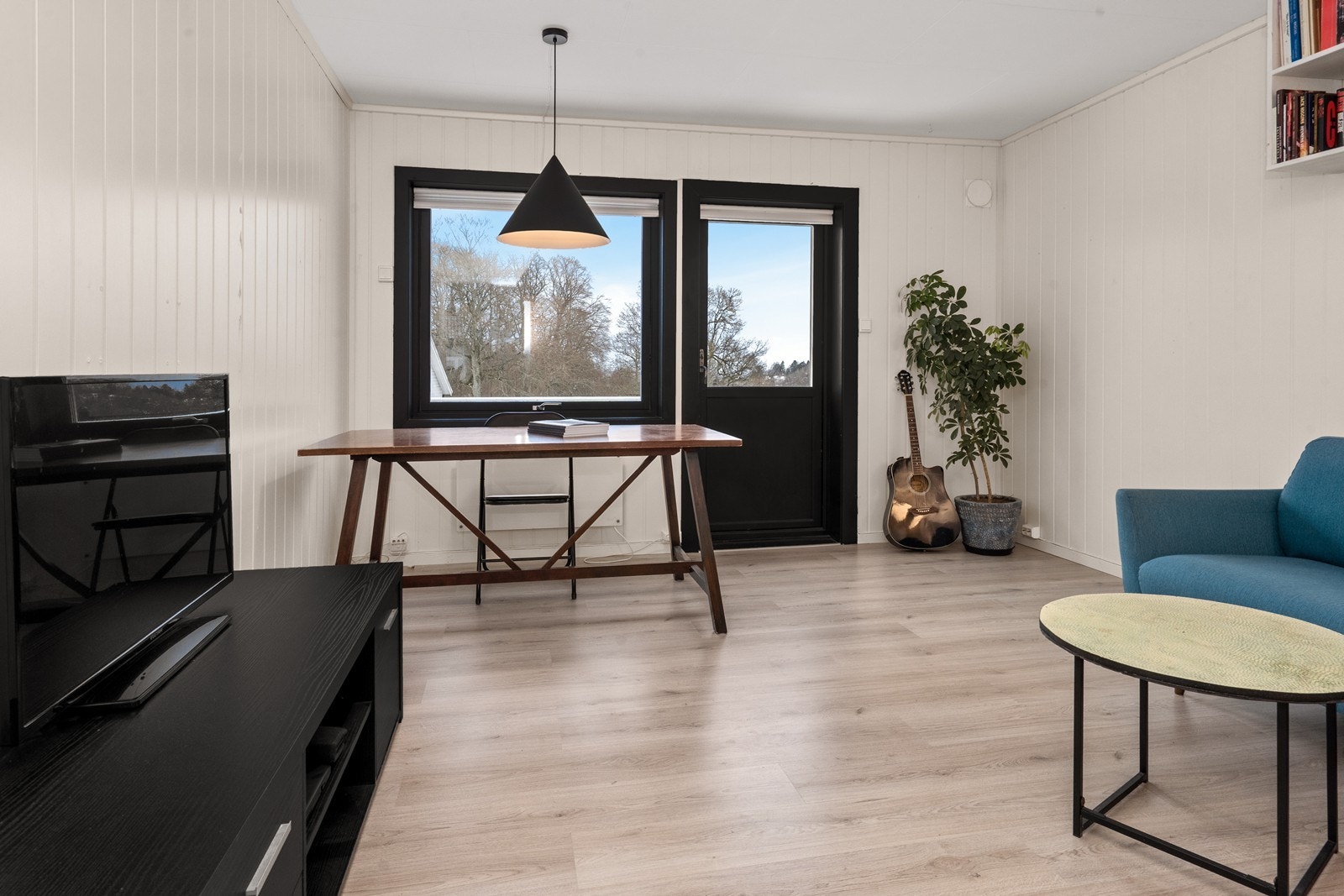 En gjennomgående leilighet over to plan med moderne oppgraderinger og en arealeffektiv planløsning. Galleribilde