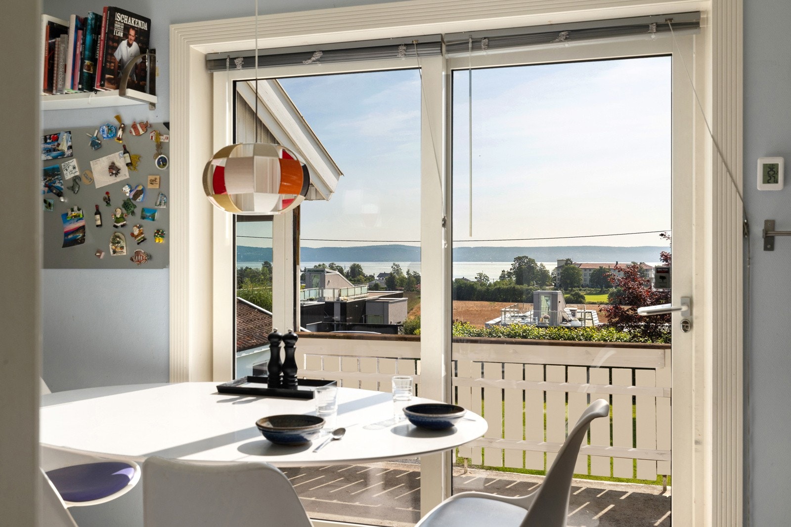 Ved vinduet er det plass til spisebord, perfekt for hyggelige frokoster. Galleribilde
