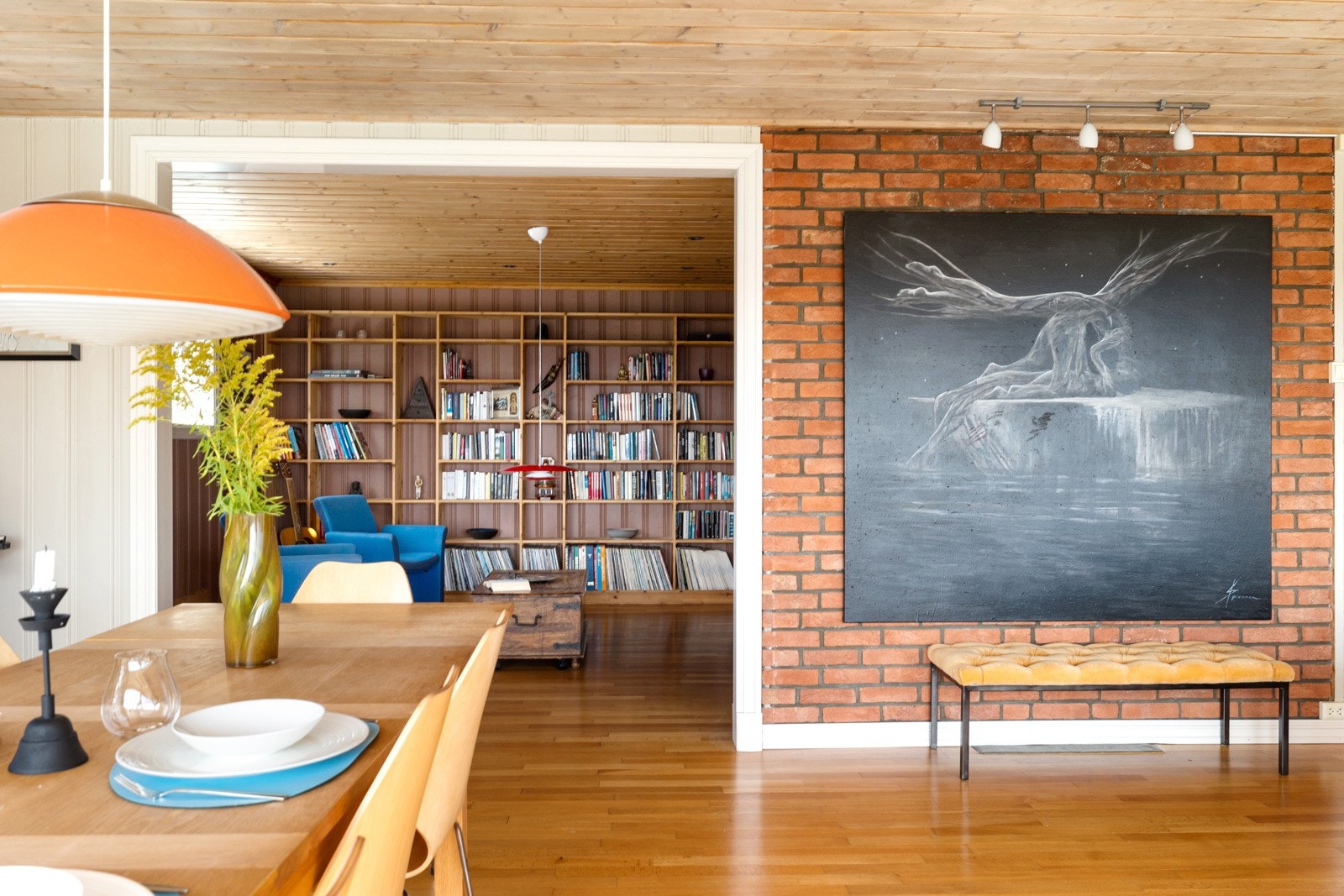 I direkte tilknytning til stuen finner du et innbydende bibliotek, som gir boligen en ekstra dimensjon og kan benyttes som leserom eller et stille arbeidsområde. Galleribilde