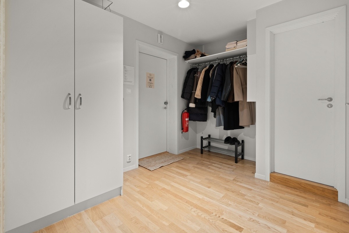 Gangen har godt med skapplass. Både i eget skap og på knagger Galleribilde